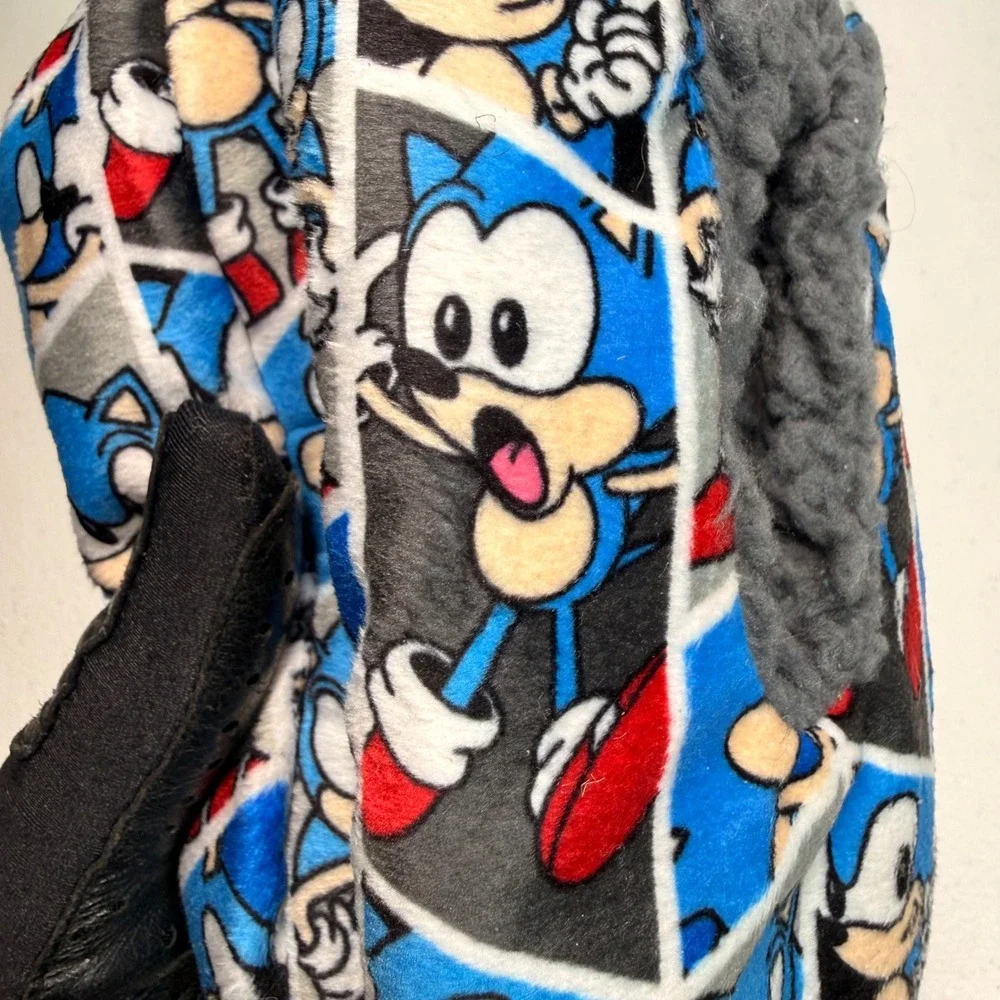 Sonic the Hedgehog Fuzzy Babba Slipper Socks Faux Fur Kids Size 8-13 S/M NEW